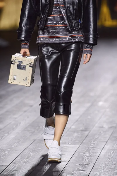 Look 100
